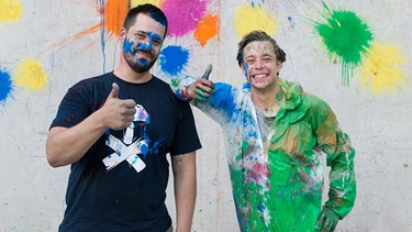 Der Farben-Check / Tobi mit Graffiti-Kuenstler Daniel Westermaier nach einer Farbenschlacht | Bild: BR /  megaherz / HF Hopfner