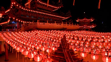 Viele rote Tanglung-Laternen erhellen zur Feier des chinesischen Neujahrsfest den Thean Hou-Tempel in Kuala Lumpur in Malaysia. | Bild: Hafiz Sohaimi/BERNAMA/dpa