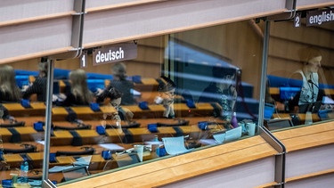 Dolmetscherkabinen beim EU-Parlament. | Bild: picture-alliance/dpa