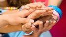 Symbolbild: Zusammenhalt. Kinder legen ihre Hände aufeinander. | Bild: colourbox.com