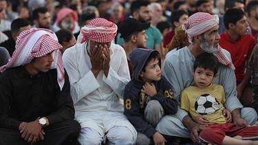 Syrische Muslime verrichten im Juli 2022 das Eid al-Adha-Gebet im Beisein von Kindern auf einem öffentlichen Platz.  | Bild: dpa-Bildfunk/Anas Alkharboutli