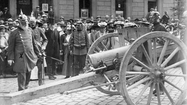 König Ludwig III. von Bayern besichtigt ein erobertes französisches Geschütz in München. | Bild: sz-foto