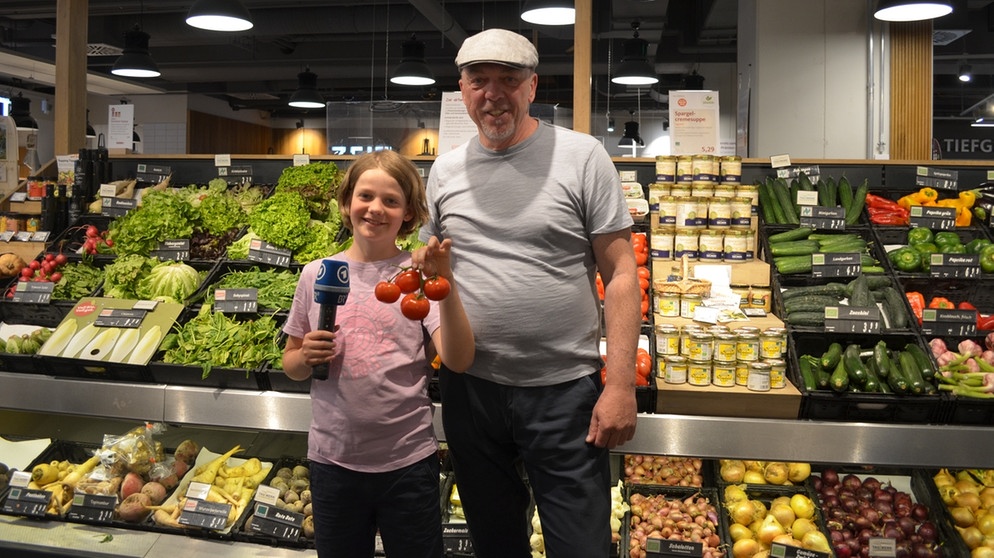 radioMikro-Kinderreporter Johannes mit Willi Pfaff von der Münchner Biomarkt-Kette VollCorner
| Bild: BR | Theresa Höpfl