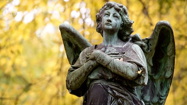 Engelsfigur aus Stein auf dem Friedhof | Bild: picture-alliance/dpa