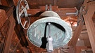 Glocke im Turm von unten fotografiert. Ab Gründonnerstag schweigen die Glocken. | Bild: picture-alliance/dpa