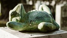 Grabstein mit grünem Frosch | Bild: BR | Bianca Taube