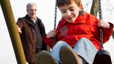 Grossvater mit Enkelkind auf dem Spielplatz | Bild: colourbox.com