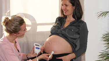 Hebamme Felizitas Riesemann bei der Arbeit mit einer Schwangeren. | Bild: privat