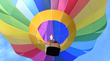 Beim 11. Internationalen GermanCup für Heißluftballone startet im September 2017 ein Heißluftballon in den Himmel.  | Bild: picture alliance / Uli Deck/dpa | Uli Deck
