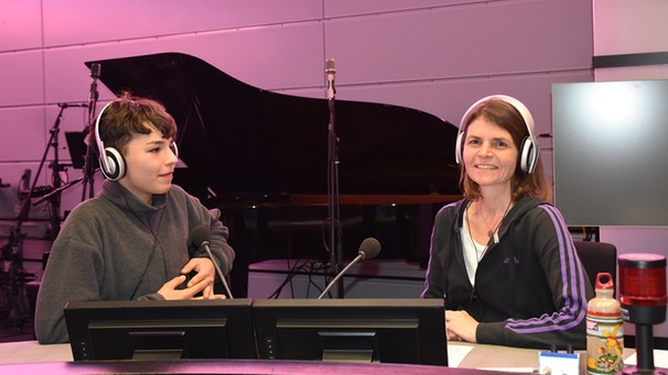 radioMikro-Moderatorin Katrin Waldenburg mit Studiogast Peer (von "Dein Song 2019). | Bild: BR