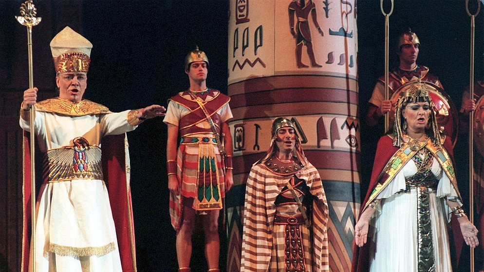 Szenenbild aus der Oper "Aida" aus der Arena di Verona mit Michail Ryssov als Re (links) und Bruna Baglioni als Amneris (rechts), aufgenommen am 21.10.1997 während der Generalprobe in der Dortmunder Westfalenhalle.  | Bild: picture-alliance/dpa
