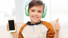 Ein Junge mit einem Smartphone und Kopfhörern. | Bild: colourbox.com