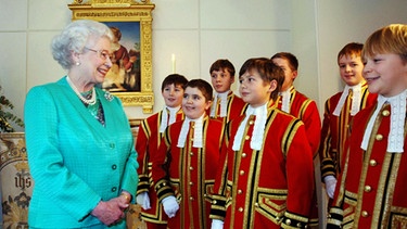 Chorsänger der "Chapel Royal" in Uniform im Gespräch mit Königin Elisabeth II.
| Bild: picture-alliance/dpa