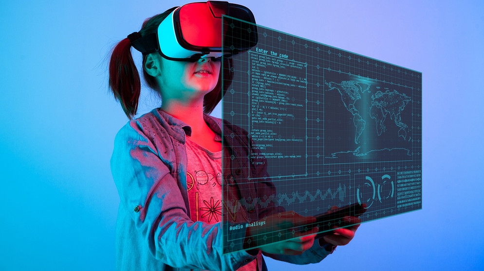 Kind mit VR-Brille an einer virtuellen Tafel | Bild: colourbox.com