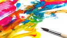 Kreativer Regenbogen in Aquarellfarbe mit Pinsel auf einem Blatt Papier | Bild: colourbox.com