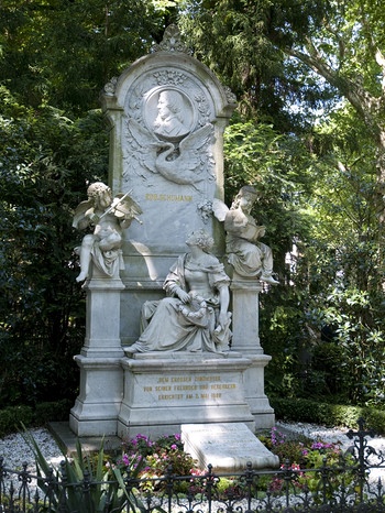 Die Grabstätte von Robert und Clara Schumann auf dem Alten Friedhof in Bonn. | Bild: picture alliance / imageBROKER