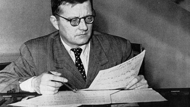Dmitri Schostakowitsch bei der Arbeit an einer Partitur. Foto aus dem Jahr 1958. | Bild: picture-alliance/dpa | RIA Nowosti