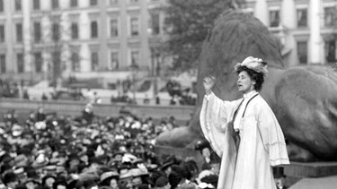 Die englische Suffraggette Emmeline Pankhurst spricht im Oktober 1908 am Trafalgar Square in London vor 60.000 Menschen. | Bild: picture alliance / empics | PA