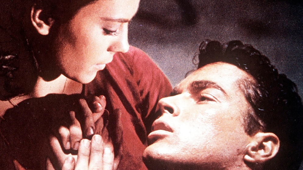 Filmszene aus der Verfilmung der West Side Story von 1960: Liebesszene zwischen Maria, gespielt von Natalie Wood und Toni, gespielt von Richard Beymer. | Bild: picture alliance/United Archives