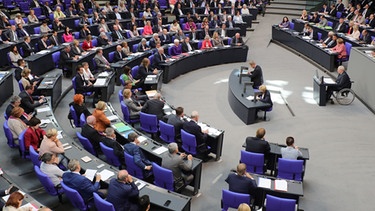 Blick in die Reihen der Abgeordneten im Deutschen Bundestag in Berlin. | Bild: picture-alliance/dpa/Michael Kappeler