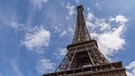 Der berühmte Pariser Eiffelturm von unten fotografiert, vor blauem Himmel. | Bild: colourbox.com