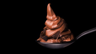 Ein Löffel mit Schokoladenmousse und Schokosplittern | Bild: colourbox.com