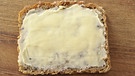 Eine dick mit Butter bestrichene Scheibe Brot. | Bild: colourbox.com