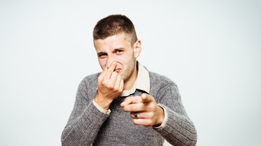Ein Mann hält sich die Nase zu | Bild: colourbox.com