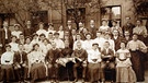 Historisches Familienfoto einer Großfamilie aus Deutschland aus dem Jahr  1906.  | Bild: picture-alliance/dpa