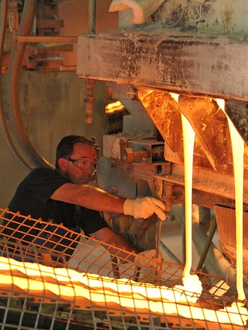 Im Chemiewerk der Woellner-Werke wird bei 1500 Grad Hitze Glas hergestellt. | Bild: picture-alliance/dpa