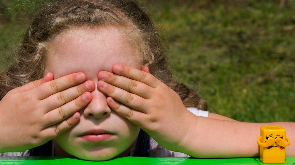 Ein Mädchen hält sich die Augen zu. | Bild: colourbox.com