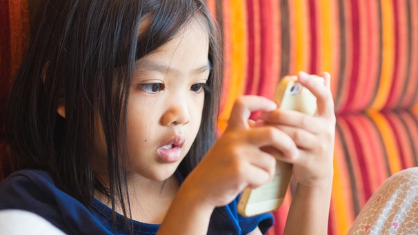 Ein Mädchen spielt mit einem Smartphone. | Bild: colourbox.com