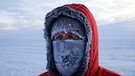 Dick vermummter Mensch (Tim Heitland) in der antarktischen Kälte. | Bild: Zsófia Jurányi