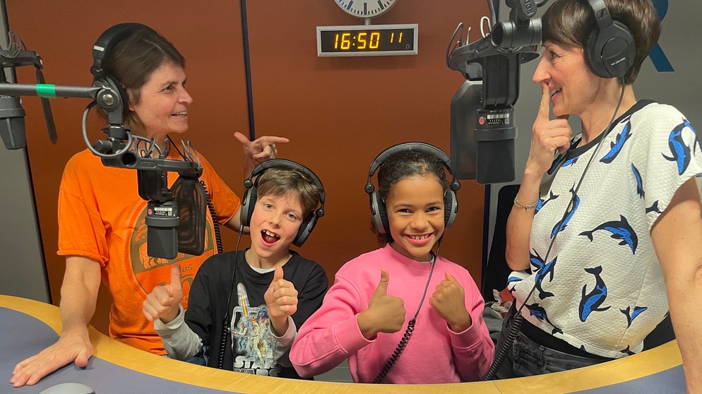 Die Radiomikro-Moderatorinnen Katrin Waldenburg und Tina Gentner mit Studiokindern im Bayern 2-Studio. | Bild: BR | Geli Schmaus