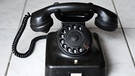 1940-50 wurden Telefon aus Bakelit hergestellt und hatten eine Wählscheibe. | Bild: picture-alliance/dpa