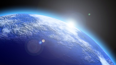 Aufnahme aus dem Weltall: Die Erde als leuchtende blaue Kugel | Bild: colourbox.com