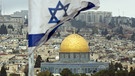 Jerusalem: Israelische Fahne im Vordergrund, Felsendom auf dem Tempelberg im Hintergrund. | Bild: dpa-Bildfunk