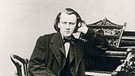 Historisches Foto des Komponisten Johannes Brahms am Klavier. | Bild: picture-alliance / Mary Evans Picture Library