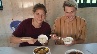 In Kambodscha: Rebecca und Bosse essen Reis zum Frühstück. | Bild: BR | Katrin Waldenburg
