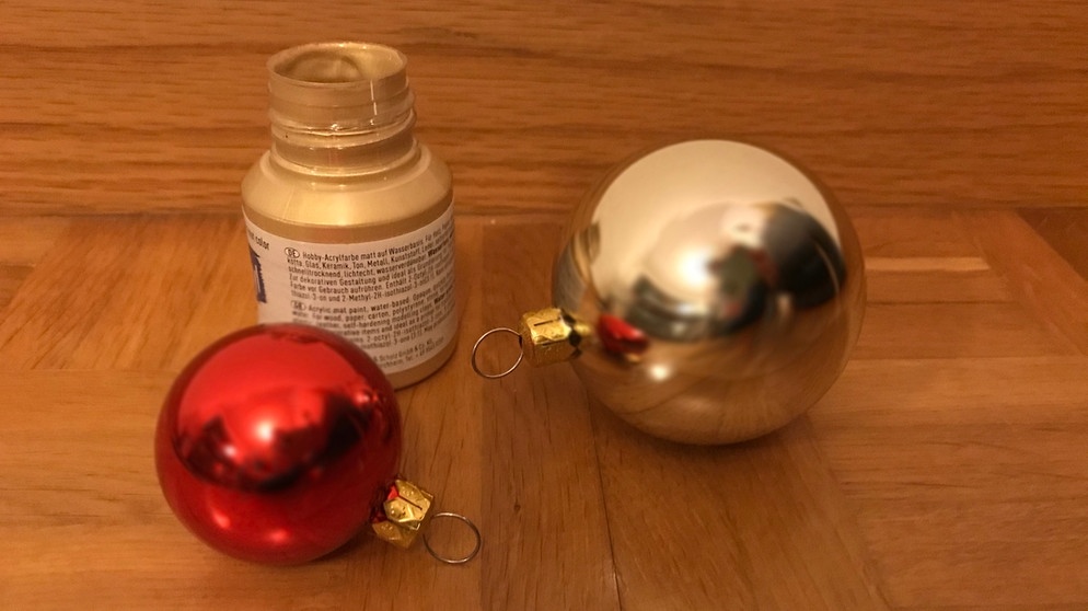 Weihnachtsgeschenke in letzter Minute: Kugeln und Farbe. | Bild: BR | Kerstin Öchsner