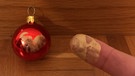 Weihnachtsgeschenke in letzter Minute: Mit dem Finger Farbe auf die Kugel tupfen! | Bild: BR | Kerstin Öchsner