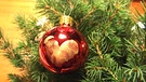 Weihnachtsgeschenke in letzter Minute: So schön sieht die Kugel am Zweig aus! | Bild: BR | Kerstin Öchsner