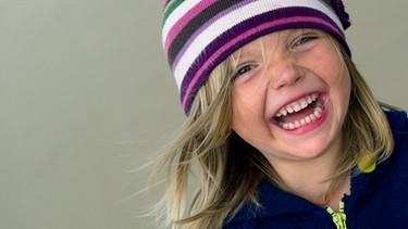 Ein Mädchen lacht. | Bild: picture-alliance/dpa