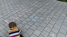 Mit Straßenkreide "Liebesbriefe auf Beton" malen ist eine tolle Aktion. Die Idee stammt von Julia Irländer und Eveline Kubitz vom Radio Feierwerk. | Bild: Feierwerk e.V. | Julia Irländer 