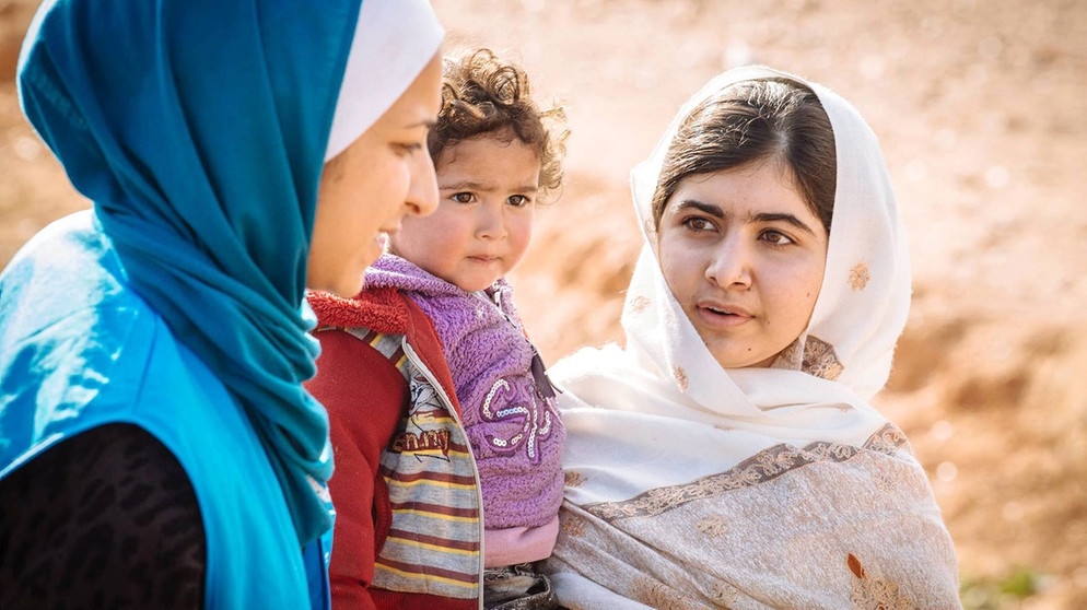 Malala Yousafzai bei Flüchtlingen im Jemen 2014 | Bild: picture-alliance/dpa