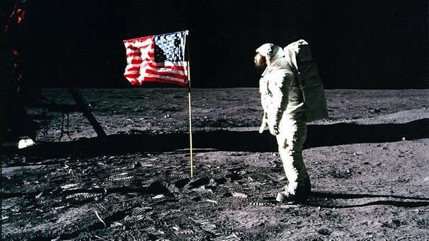 Archiv: Apollo 11-Astronaut Edwin «Buzz» Aldrin steht neben der US-Flagge auf dem Mond. | Bild: dpa-Bildfunk/Nasa