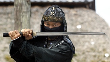 Ukita, ein 42-jähriger "Ninja"-Meister posiert mit seinem Schwert vor einer Ninja-Residenz in Ueno rund 380 Kilometer südwestlich von Tokio. Ueno gilt als Geburtsstätte der Ninjas, einer geheimen Kriegerkaste der Feudalzeit, die sich vorwiegend als Geheimagenten und Kundschafter verdingten.  | Bild: picture-alliance/dpa