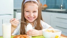 Ein Mädchen isst ein hartgekochtes Ei zum Frühstück. | Bild: colourbox.com