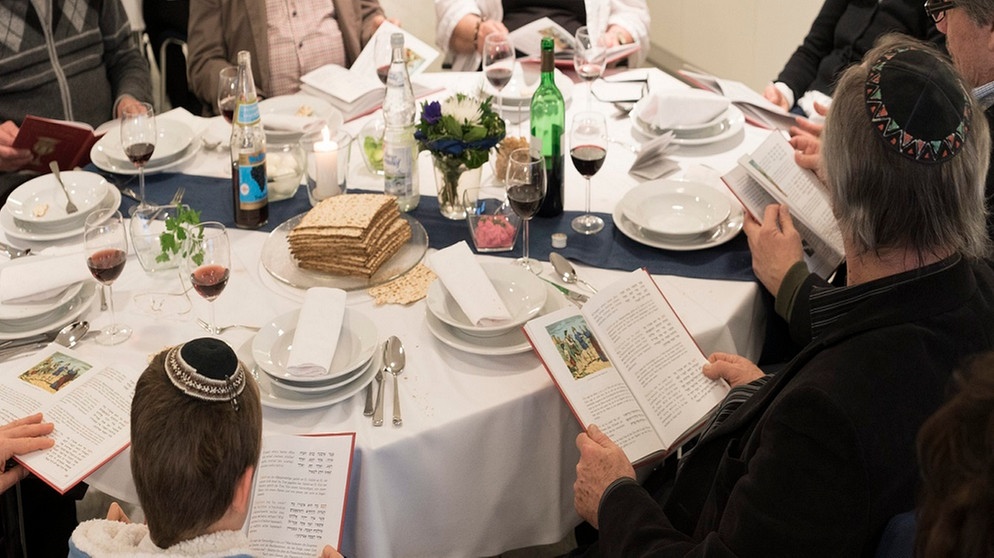 Ein traditioneller jüdischer Sederabend zur Eröffnung des Pessachfests in der jüdischen Gemeinde Herford. | Bild: picture alliance / Robert B. Fishman | Robert B. Fishman