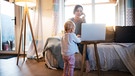 Eine junge Mutter mit ihrer Tochter im Home Office. | Bild: dpa-Bildfunk/CodeCamp:N GmbH